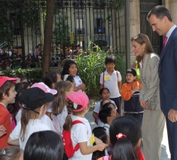 Sus Altezas Reales los Principes de Asturias saludan a un grupo de niños que les esperaban a su llegada al Museo Arqueológico Nacional